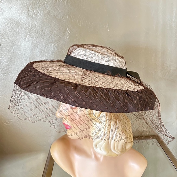CHARISMATIC 1940s' NATURAL STRAW WIDE BRIM TILT HAT + VEIL + GROSGRAIN TRIM - Picture 2 of 11